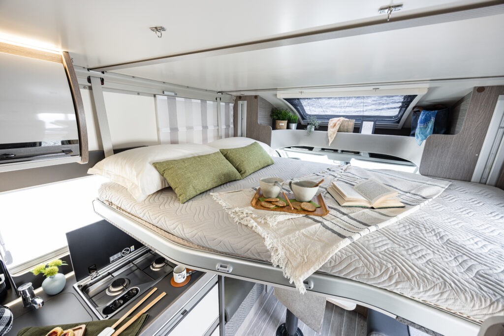 Hubbett mit Panoramafenster